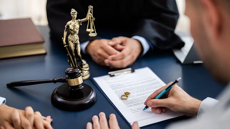 90-Day Fiancé Files for Divorce & Joins Tinder